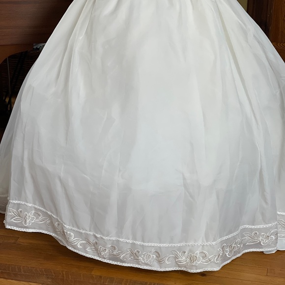 Wedding gown - Picture 4 of 12